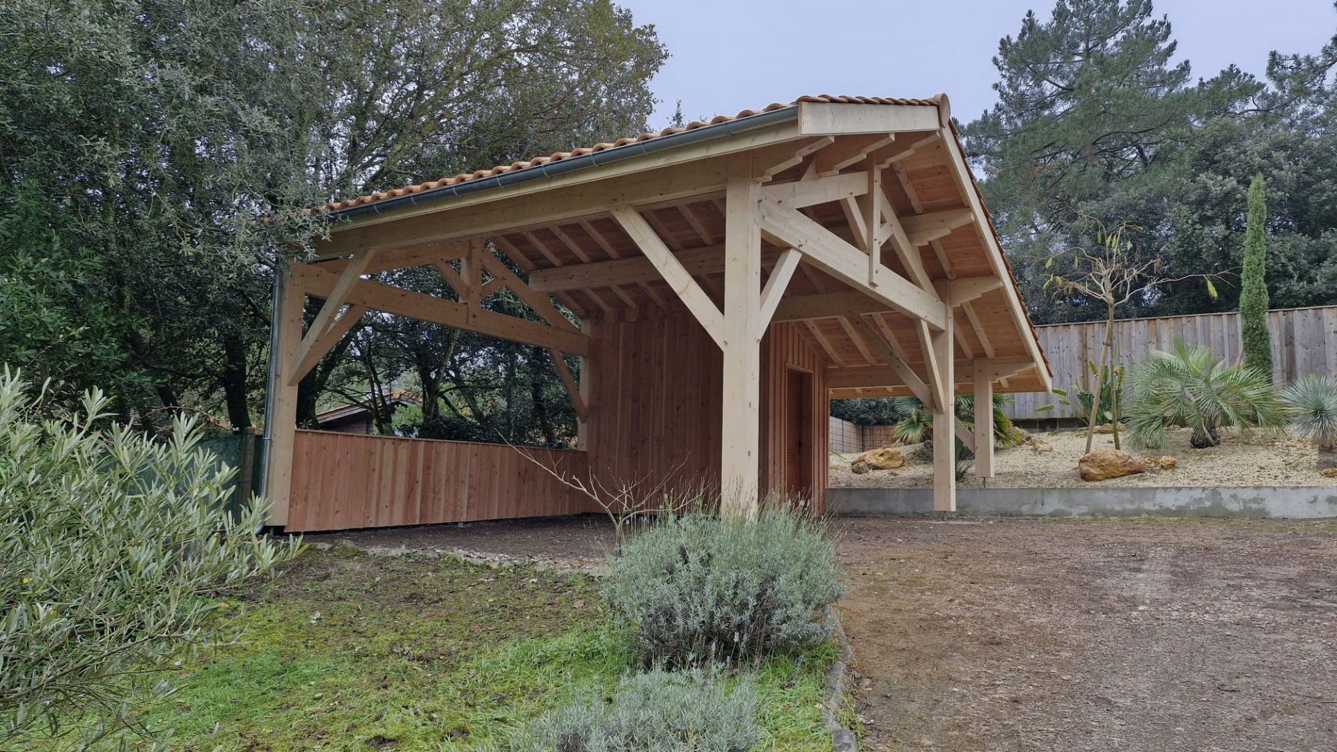 Carport bois — vue extérieure