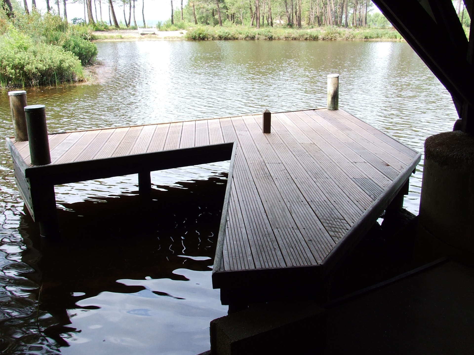 Terrasse bois sur pilotis au bord du lac