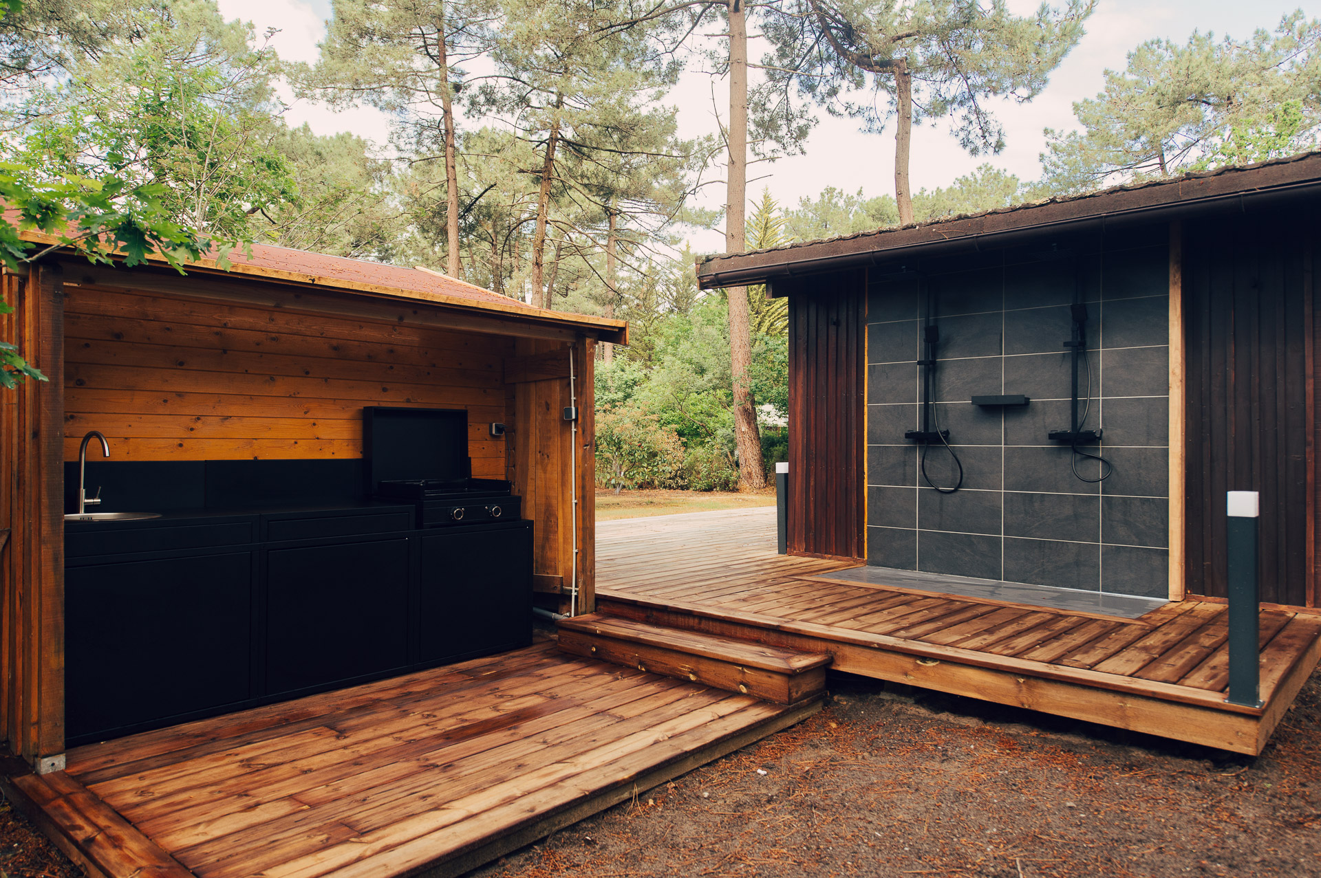 Cuisine d'été et douche extérieure en bois