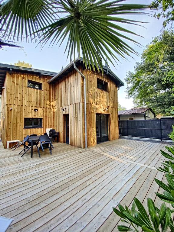 Maison bois avec grande terrasse
